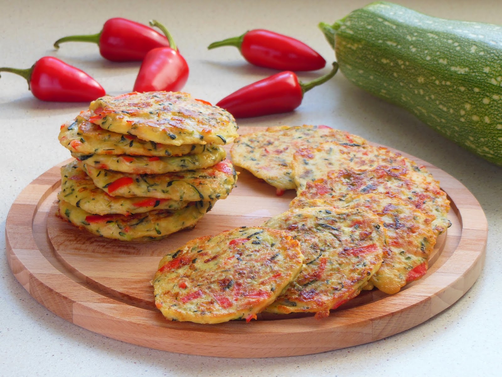 Кабачковые оладьи с сыром и перцем